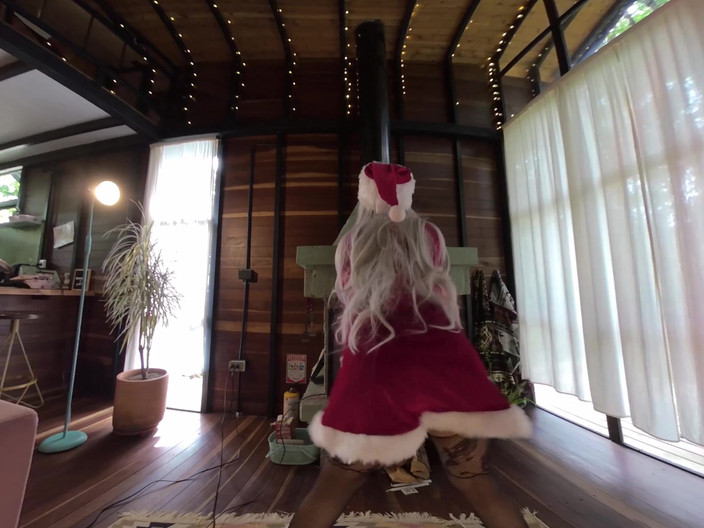 CuttiejennieVR: 그녀의 트워크로 당신을 괴롭히는 음란한 부인 Claus