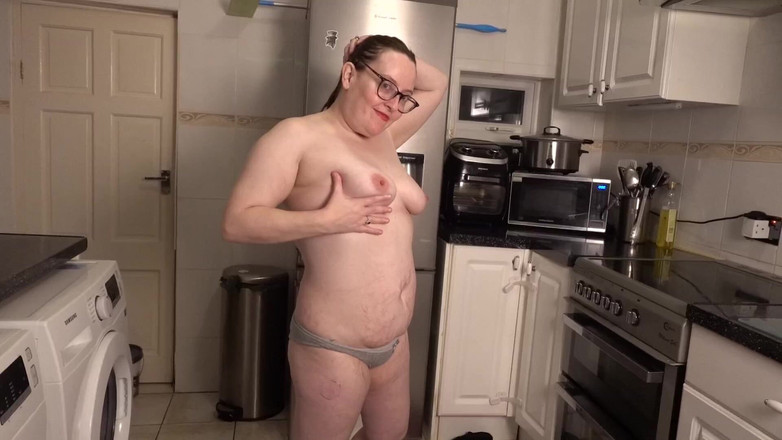 Littlevixen: Sexy pelar top sujetador y bragas en la cocina