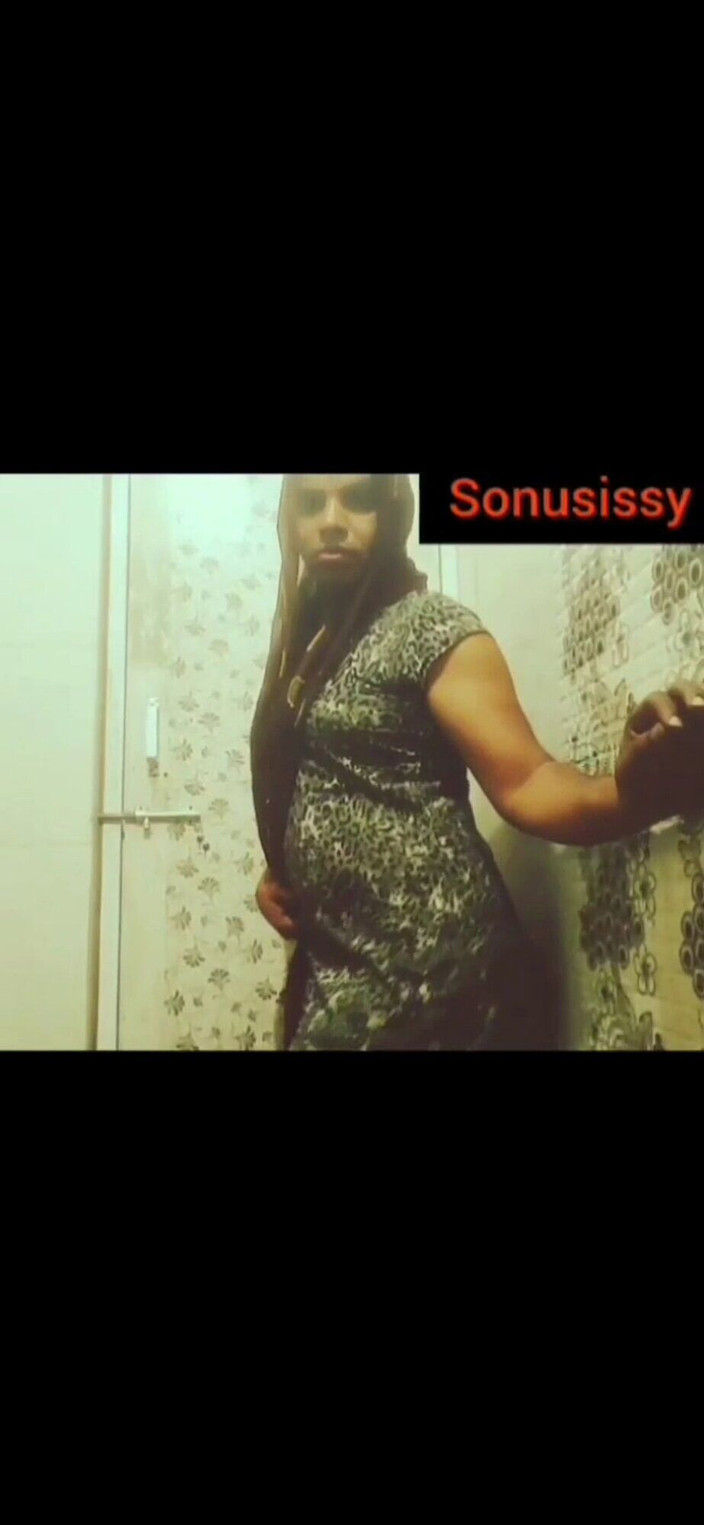 Sonusissy: Sexy Sonusissy in Salwar Navel Striptease