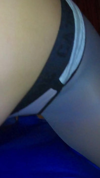 En primer plano - cam Nora Luxia en pantimedias grises en el gimnasio