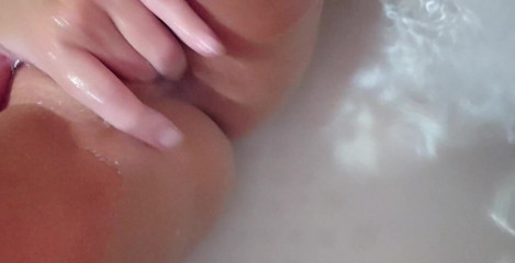 Natalie K: Naked in the bath, playing with my tits, rubbing off,...