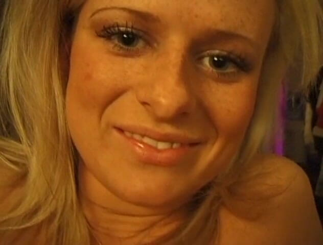 Flash Model Amateurs: Blonďatá kráska ukazuje své krásné tělo v sexy prádle na...