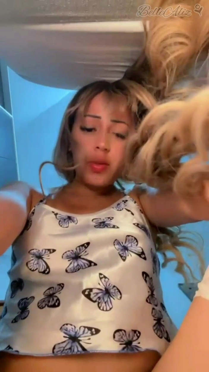 BelleAliz: La piccola figa latina cavalca un grosso dildo, e finisce...