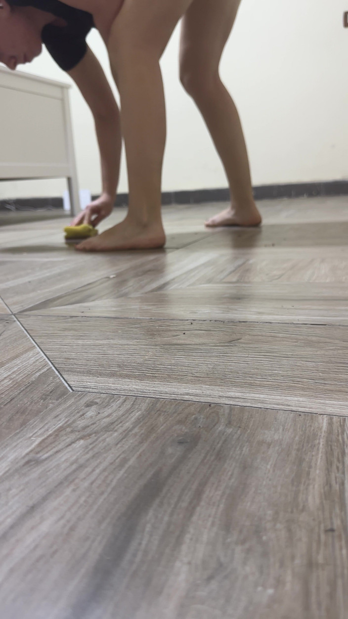 SweetLucy96: Faccio pipì in un bicchiere e mi masturbo