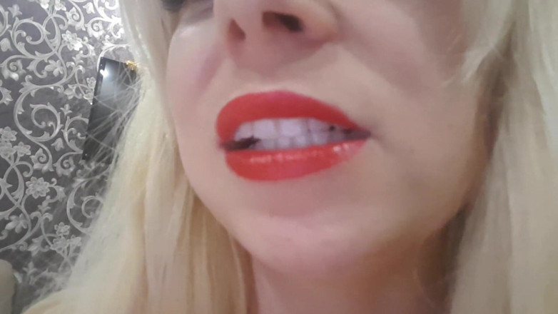 LarisaCum: I play with a big dildo in this video
