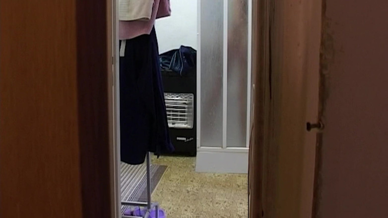 THAGSON 18+: Une bombasse se déshabille et se penche à la porte