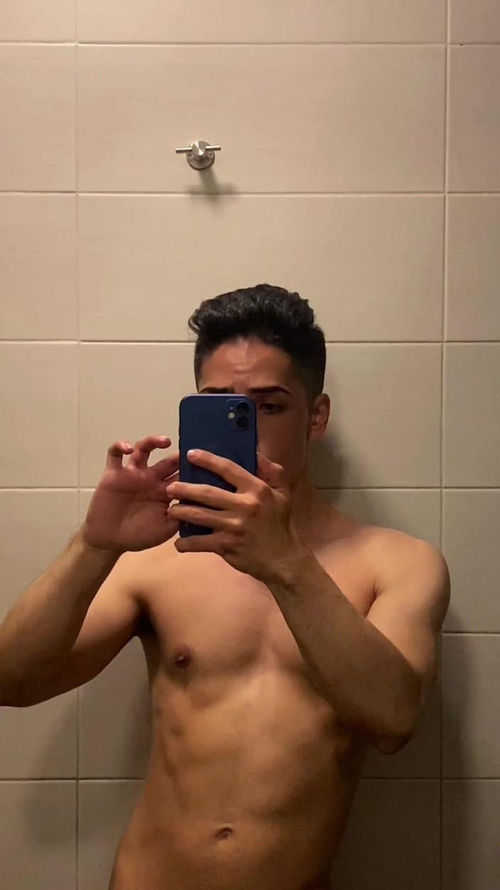 aodaboy: Seksowny dżentelmen w siłowni pod prysznicem