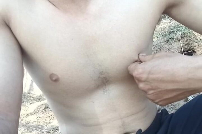 Gangbang straight: Il joue avec sa crème utilisée