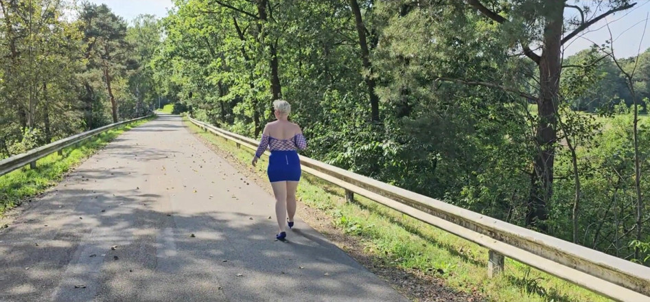 UserBitch1: Showing off My Boobs on the Bridge