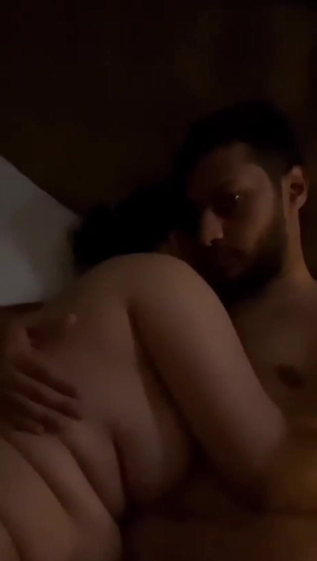 Sapnashah007: Une fille pulpeuse desi avec son copain