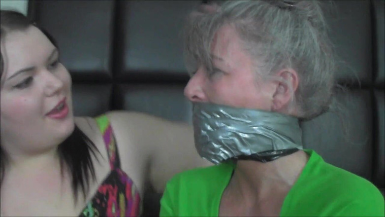 Selfgags classic: Üvey teyzem bağlı ve ağzı tıkalı olmayı hak ediyor!