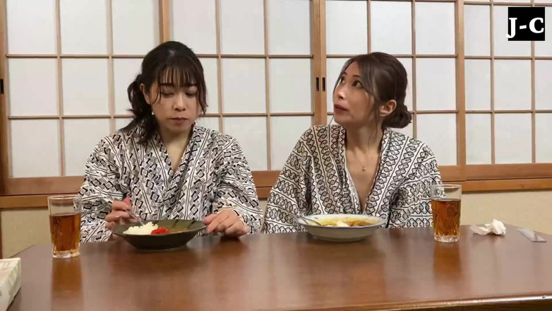 J-Cams: Dvě ženy sdílejí odvážné rande mokrých polibků a tabuizované touhy - C