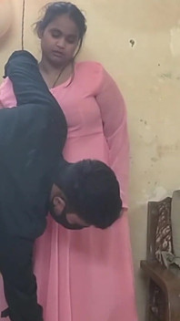 Sexy india gordita en bata rosa transparente - masivo culo y cuerpo con curvas revelan