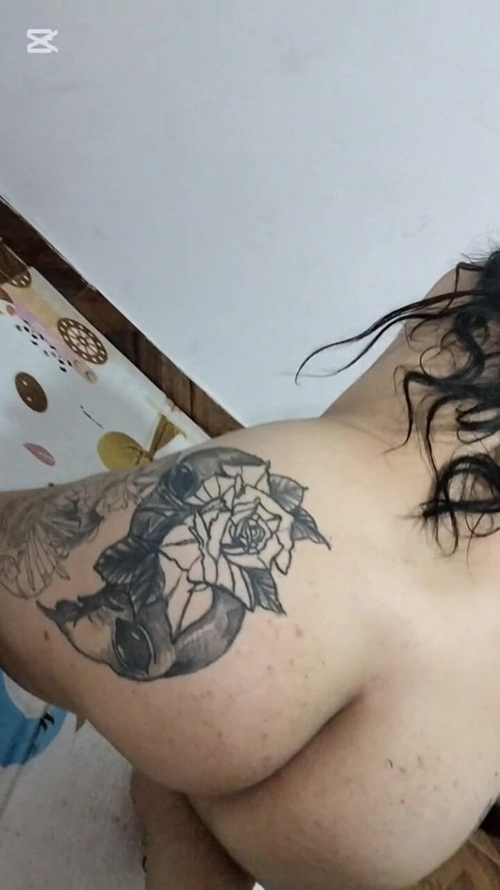 Dalyla: Il mio vicino mi scopa mentre mio marito