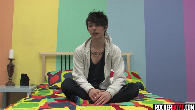 Rocker Boyz: Emo si cewek kembar kontol besar lagi asik ngocok kontol...