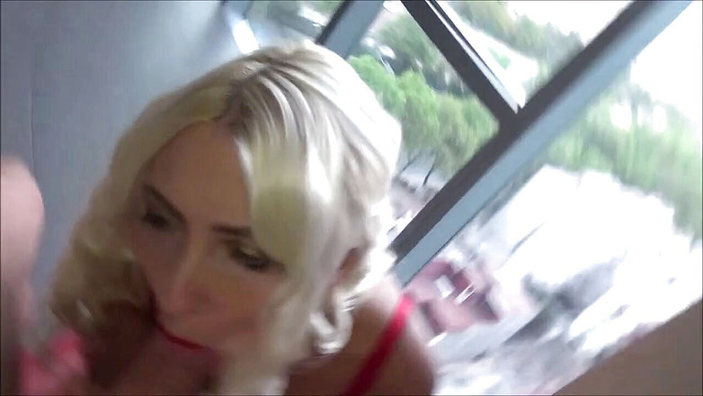 Helena Moeller: 창가에서 따먹고 정자를 삼켜