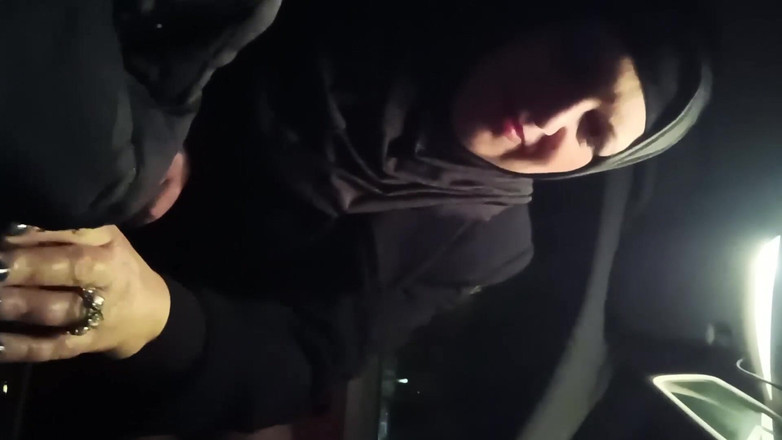 Mike Vonberg: Pelacur berkahwin Muslim menghisap zakar kekasihnya di tempat letak kereta...