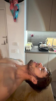 Baise dans la cuisine avec le nouveau cyclope et son beau-père Dan