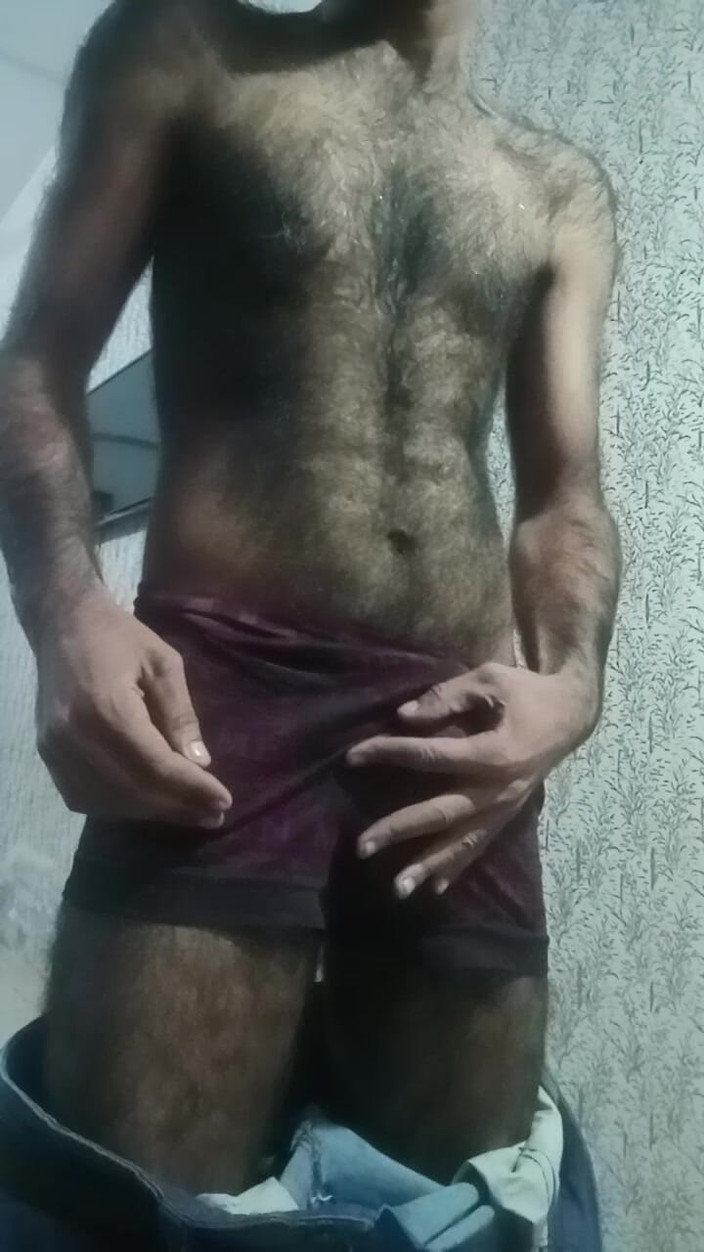 Azie Joey: Mostrando o corpo peludo