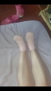 Medi ayaklarını kısa çoraplı ve kuyruğunu gösteriyor