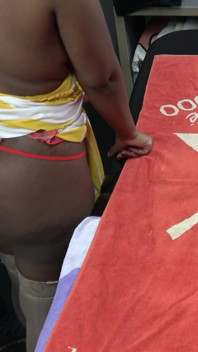 Seksi zenci evli kadın için masaj yatağında sessiz orgazm