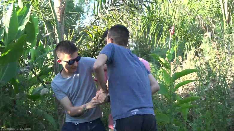 Kinky Twink: XL члены делят молодую дырку