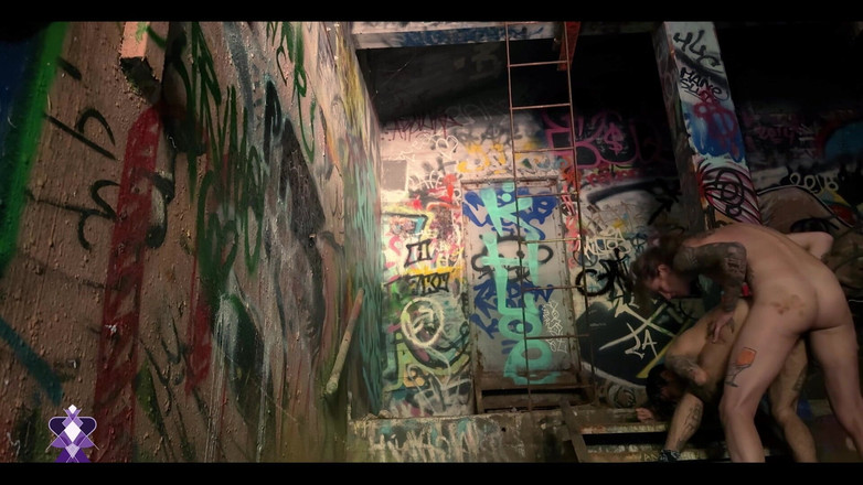 Gray Perrier: 变性女孩在一个废弃的动力装置中公开操一个变性人