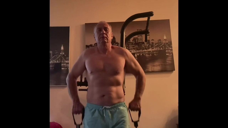 Alex Art: Quay phim trong phòng tập thể dục