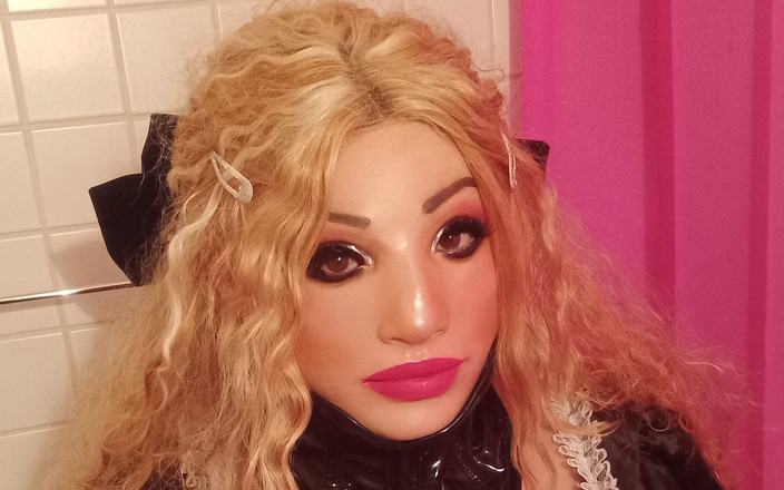 Erica Doll: La soubrette trouve son nouveau jouet