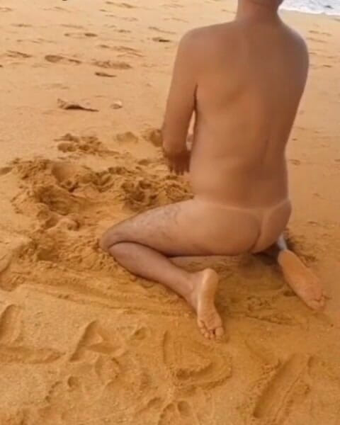 Ladysilvas: Ladysilva exhibe son cul bronzé sexy à poil sur la plage...