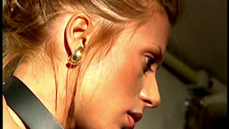 Submissed: 지하에 있는 루마니아 소녀