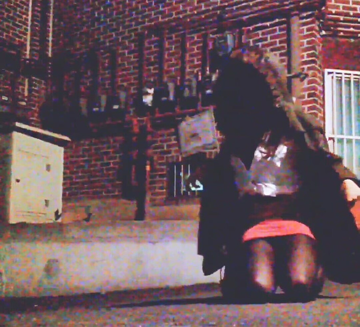 Harinni: ホットなふしだらな女子大生が、バイブをつけた状態で公道を通り過ぎる多くの人の中でバイブリモコンを見せる