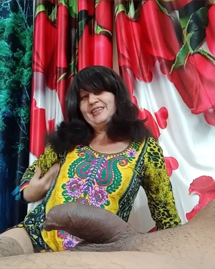 Bolly Karma: 뻔뻔한 아슬 아슬한 핸잡과 오럴 클로즈업