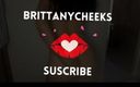 Brittany Cheeks: Geile meid spuit op haar kleren