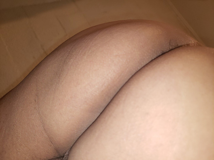 MIMEROMOLE: Elle a un beau cul qui jouit