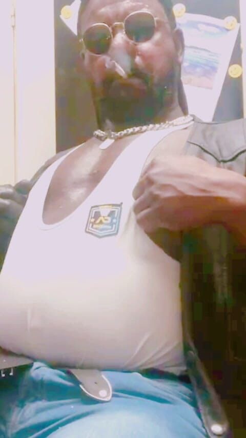 Black smoking muscle stepdad: Muskel stud läder denim stövlar rökning solo titpig