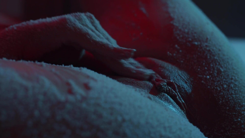 Adalina Smith: Sníh padající na moje prsa a kundičku - Softcore vánoční škádlení Detailní