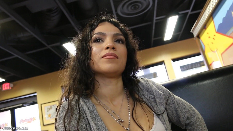 Babe Stare: Pertemuan Burger panas dengan Tia!