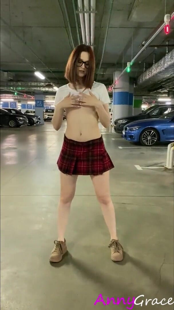 AnnyGrace: Anny Grace berjalan bogel di tempat letak kereta