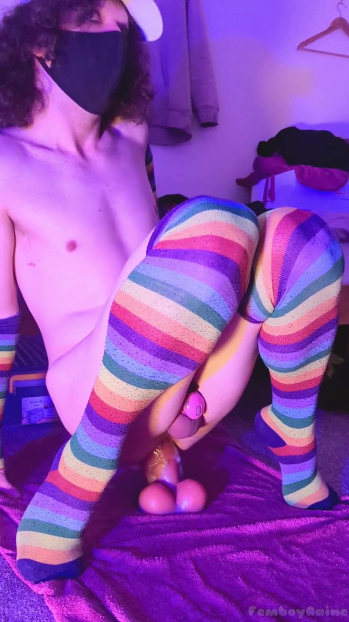 Rainbow Femboy: Cute luccheggiata femboy raine che rimbalza sui giocattoli xl preferiti...