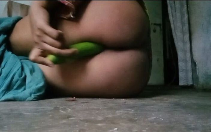 RIMSHA: Indiancă bhabi sexy care ia castravete și se distrează cu sânii...