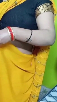 อินเดียนสาวบีบี้สวยในชุดส่าหรีสีเหลือง