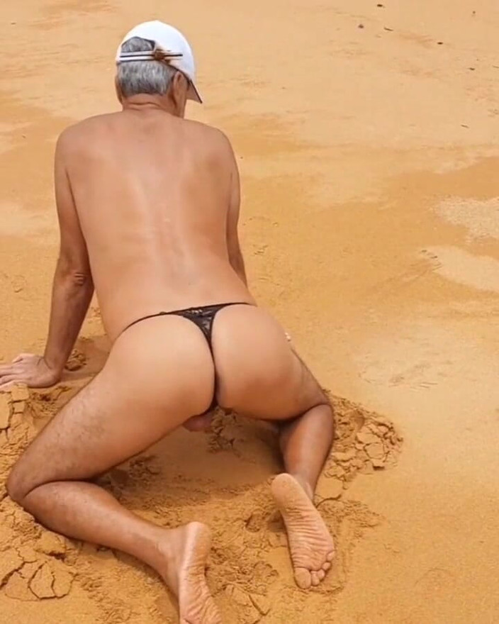 Ladysilvas: Ladysilva Crossdresser समुद्र तट पर पैंटीज में क्या हॉट गांड है