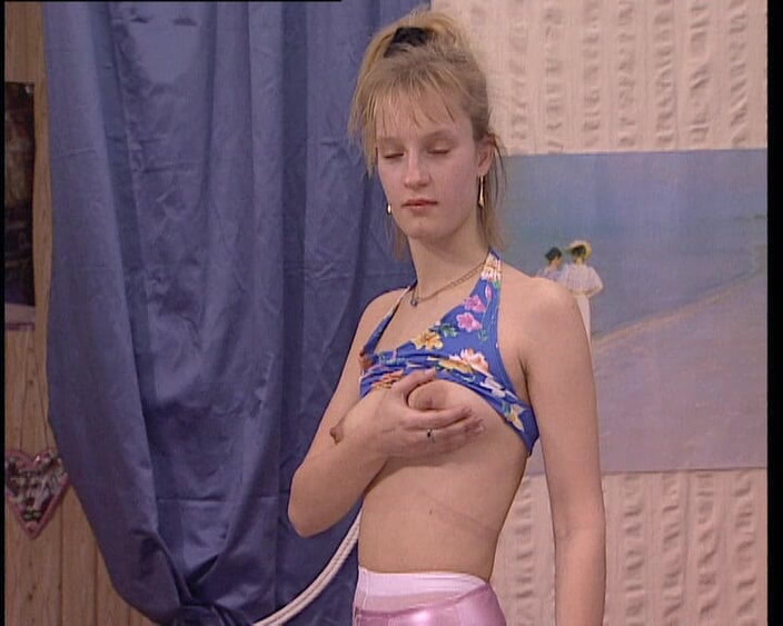 YOUR FIRST PORN: Schuchterne Nina Macht Pipi - Plachá Nina Pees