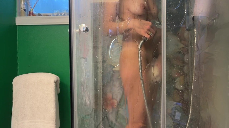 LoveAndRopes: MILF Prende Una Pecorina Veloce Nella Doccia Dopo Aver Stuzzicato...