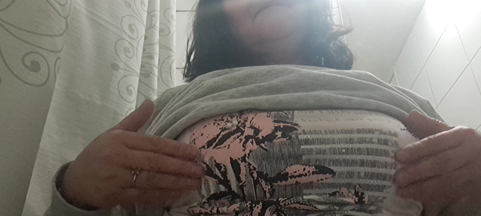 Mommy big hairy pussy: Annemin sert göğüsleri var