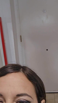 Lee Jean suce et chevauche un gode pour squirter