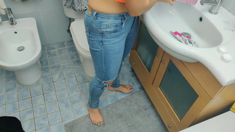 Miss Squirting: Asking stepmother to depilate my legs ends in facial cumshot