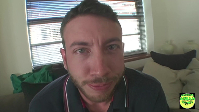 Naughty Asian Women: Curva fără sutient de pe o plajă topless își umple gura...