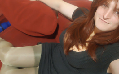 AshleyInHose: Mietje in panty denkt aan lul